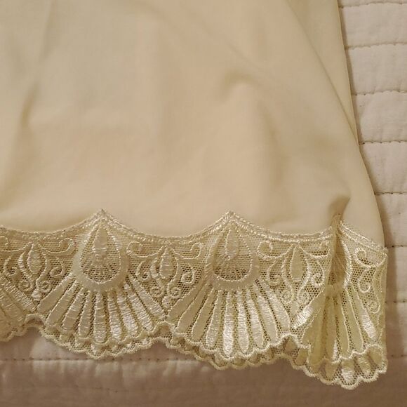 Vintage pale yellow nightie size Small - Picture 8 of 8